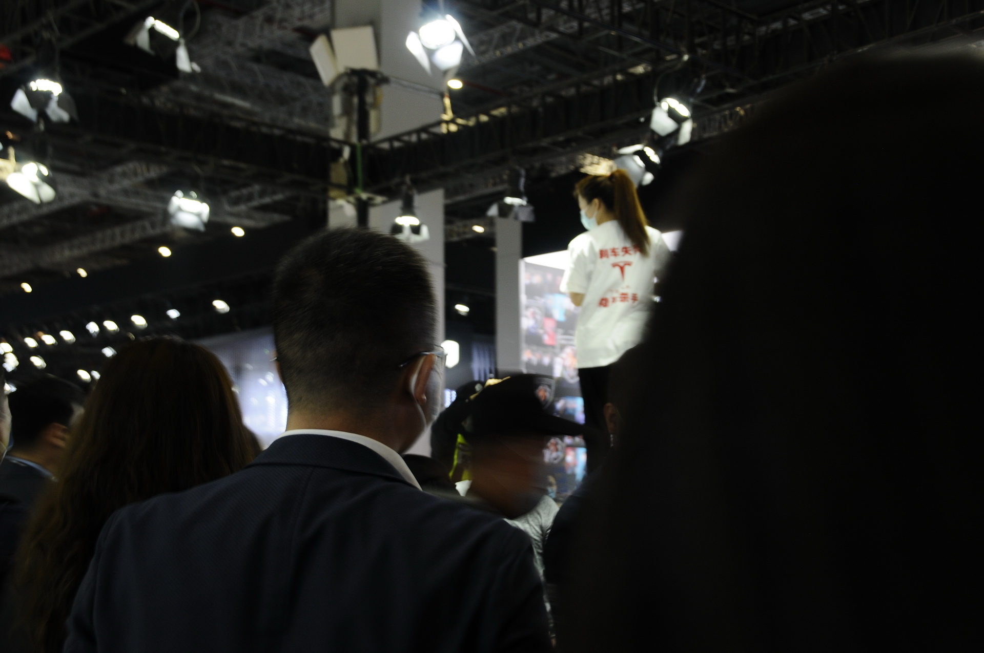 Angry Tesla Owner Jumps On Model 3 At Shanghai Show To Protest Her EV’s Faulty Brakes