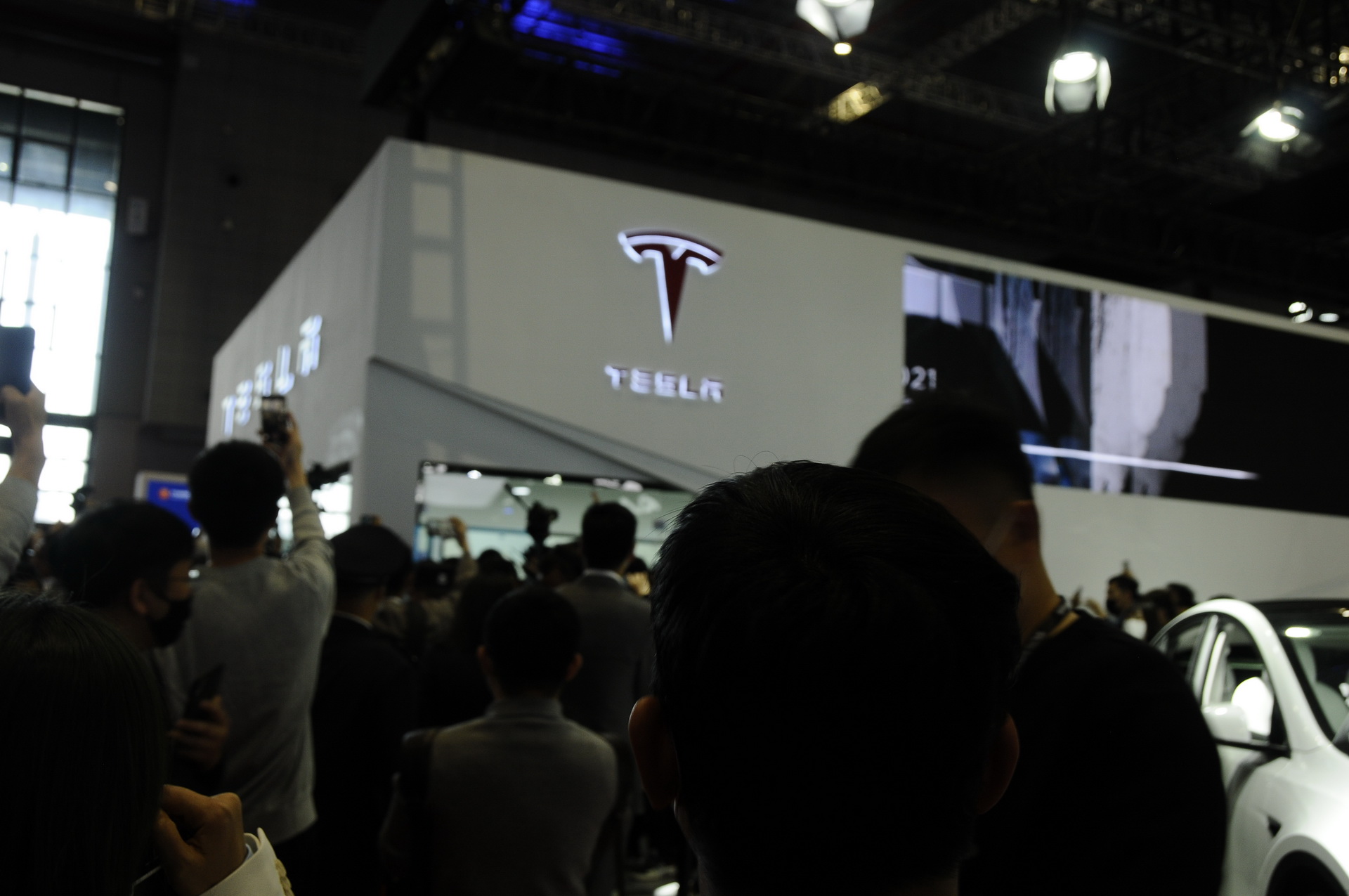 Angry Tesla Owner Jumps On Model 3 At Shanghai Show To Protest Her EV’s Faulty Brakes