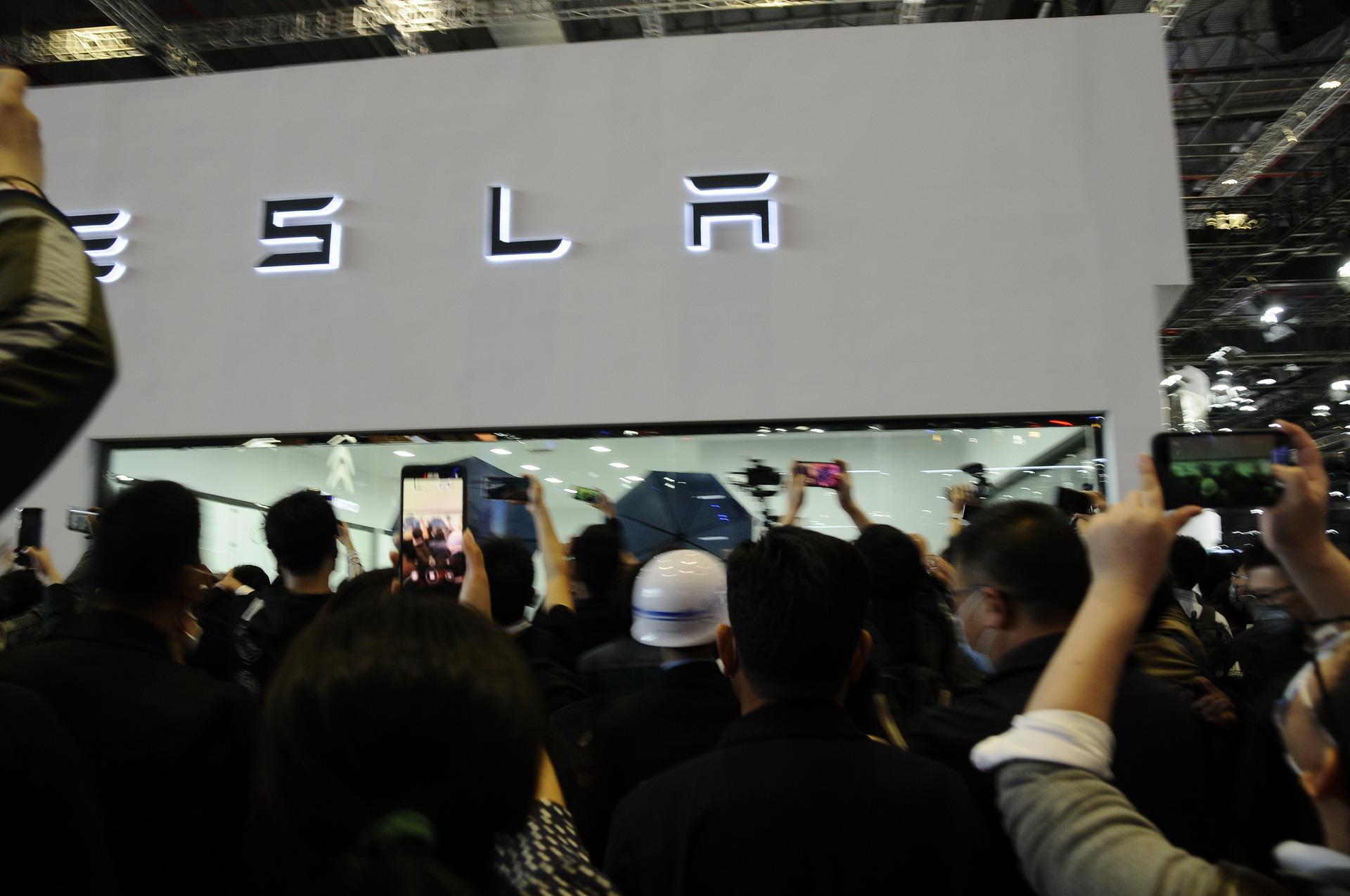 Angry Tesla Owner Jumps On Model 3 At Shanghai Show To Protest Her EV’s Faulty Brakes