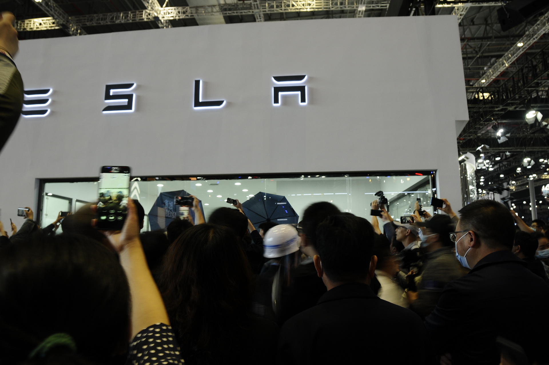 Angry Tesla Owner Jumps On Model 3 At Shanghai Show To Protest Her EV’s Faulty Brakes