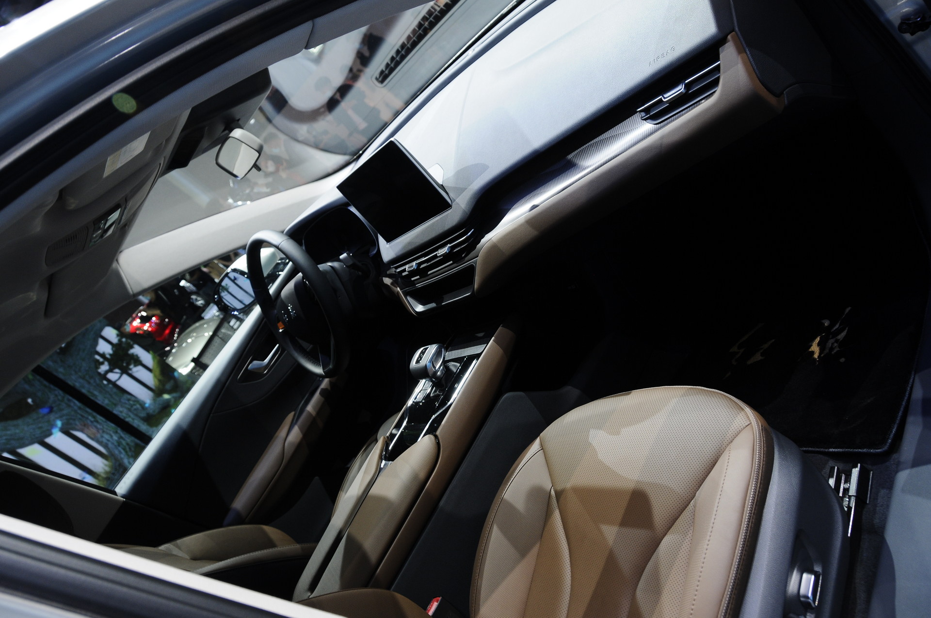 New Hongqi E-QM5 Is A Large Electric Sedan With A Strormtrooper-Like Face