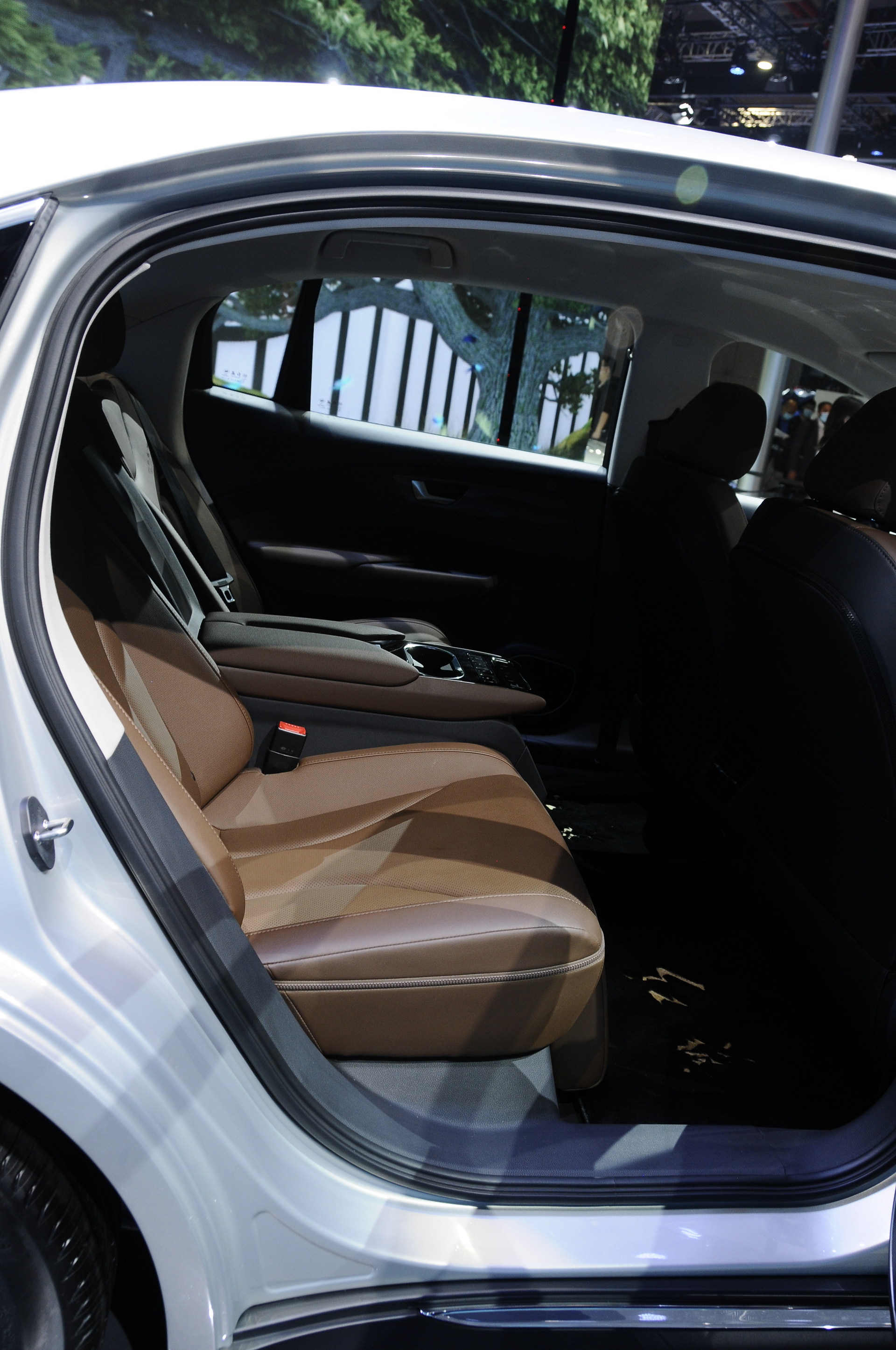 New Hongqi E-QM5 Is A Large Electric Sedan With A Strormtrooper-Like Face