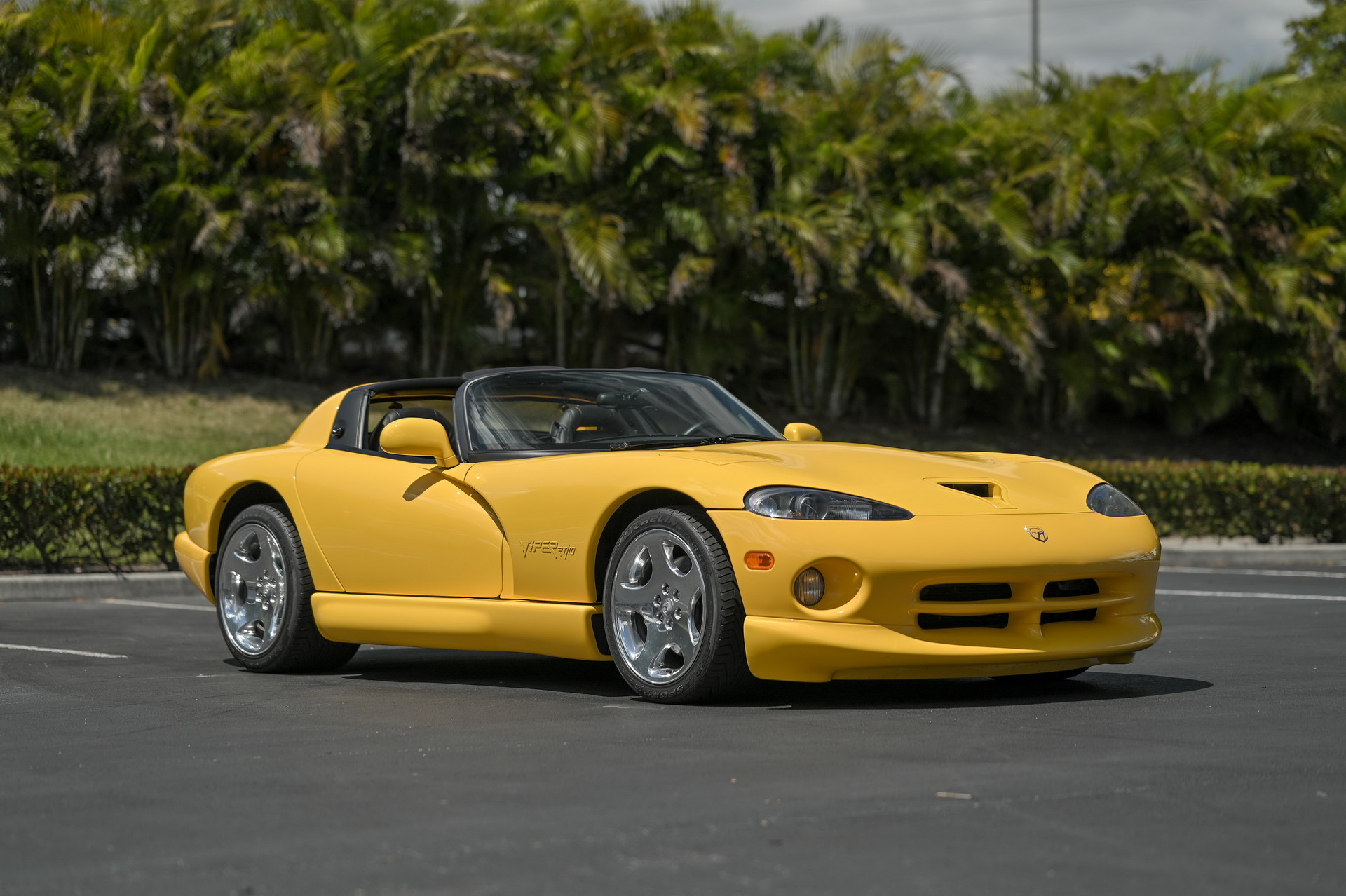 Spice Up Your Life With This Low-Mileage 2002 Dodge Viper RT/10