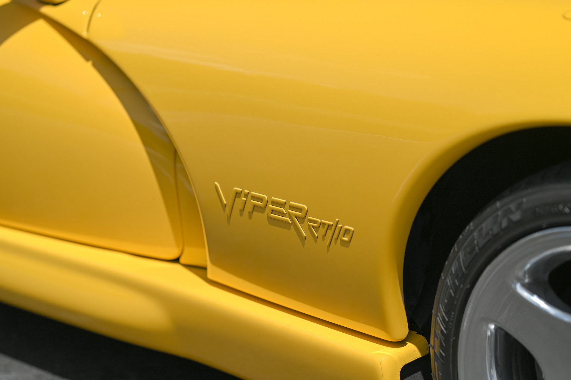 Spice Up Your Life With This Low-Mileage 2002 Dodge Viper RT/10