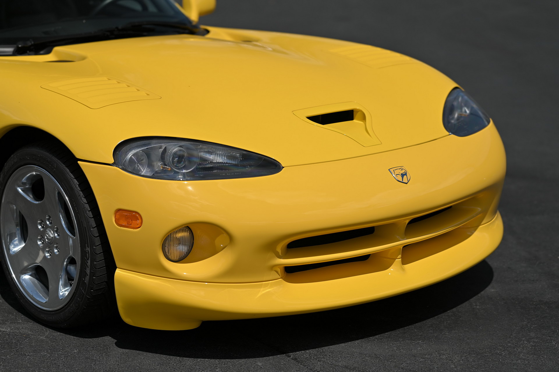 Spice Up Your Life With This Low-Mileage 2002 Dodge Viper RT/10