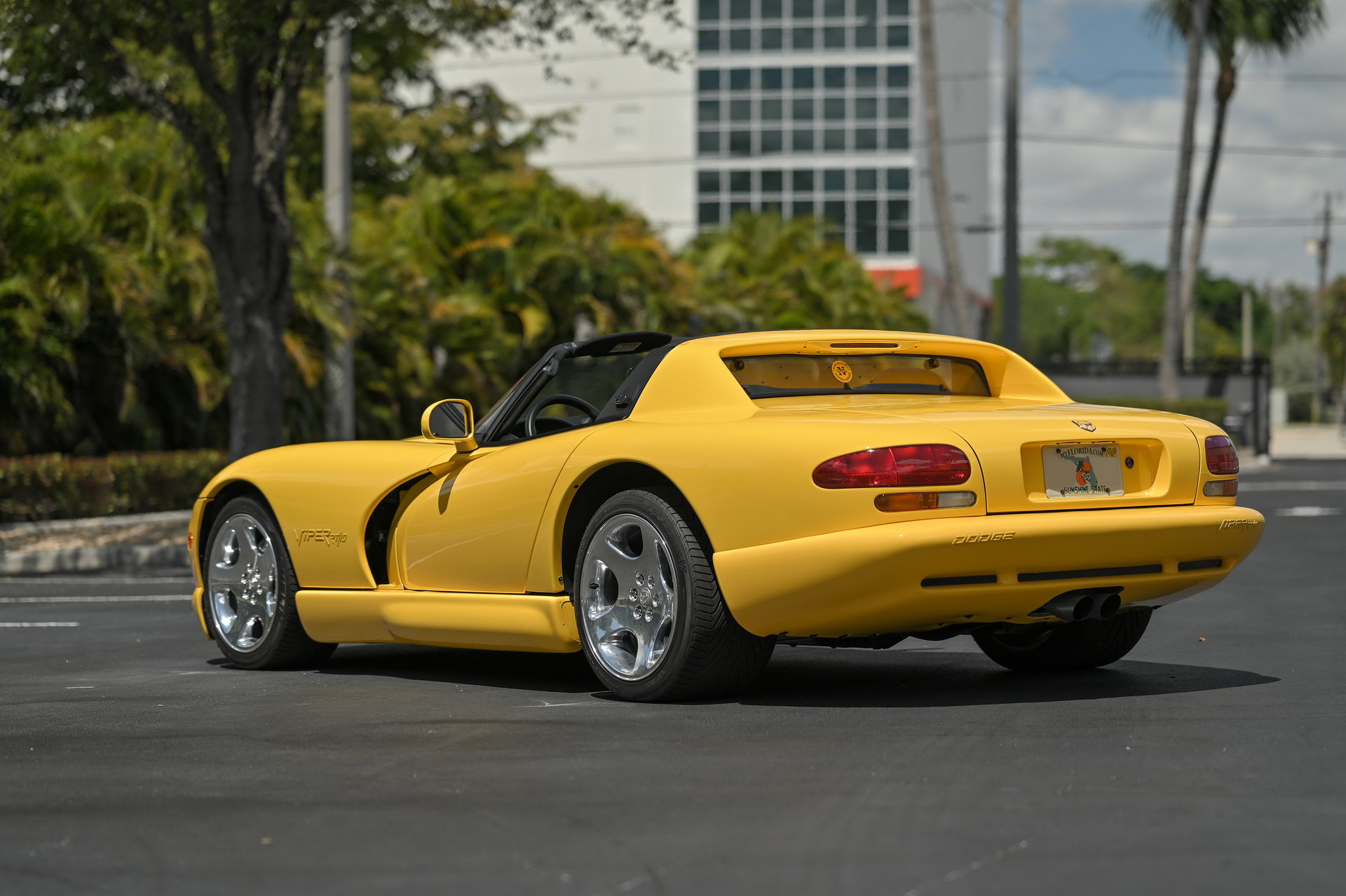 Spice Up Your Life With This Low-Mileage 2002 Dodge Viper RT/10