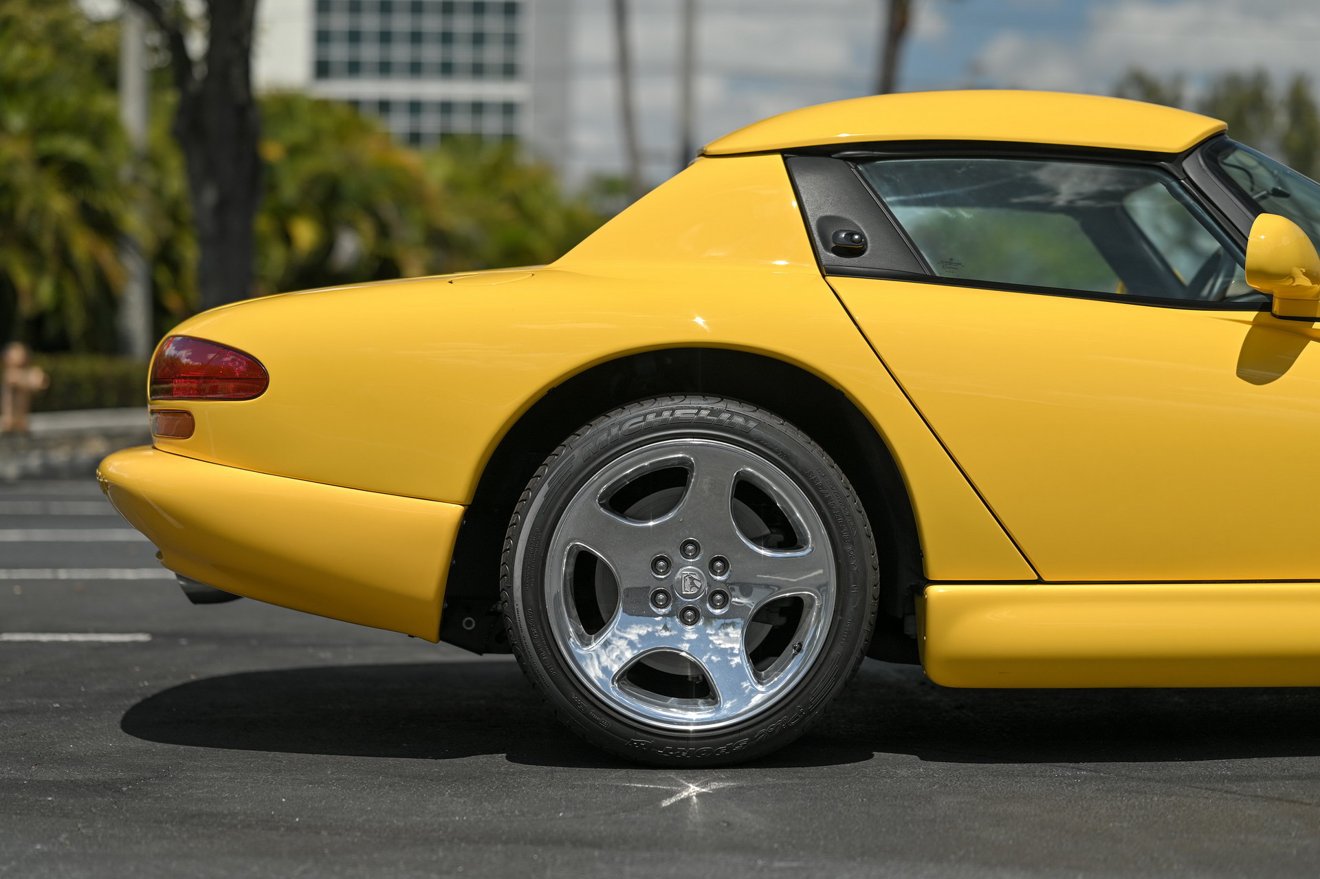 Spice Up Your Life With This Low-Mileage 2002 Dodge Viper RT/10