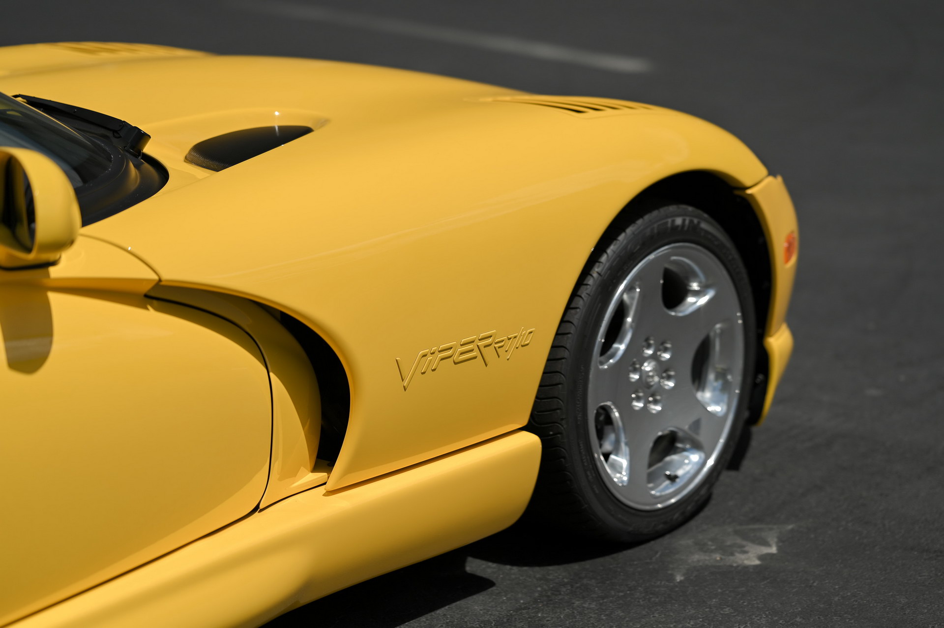 Spice Up Your Life With This Low-Mileage 2002 Dodge Viper RT/10