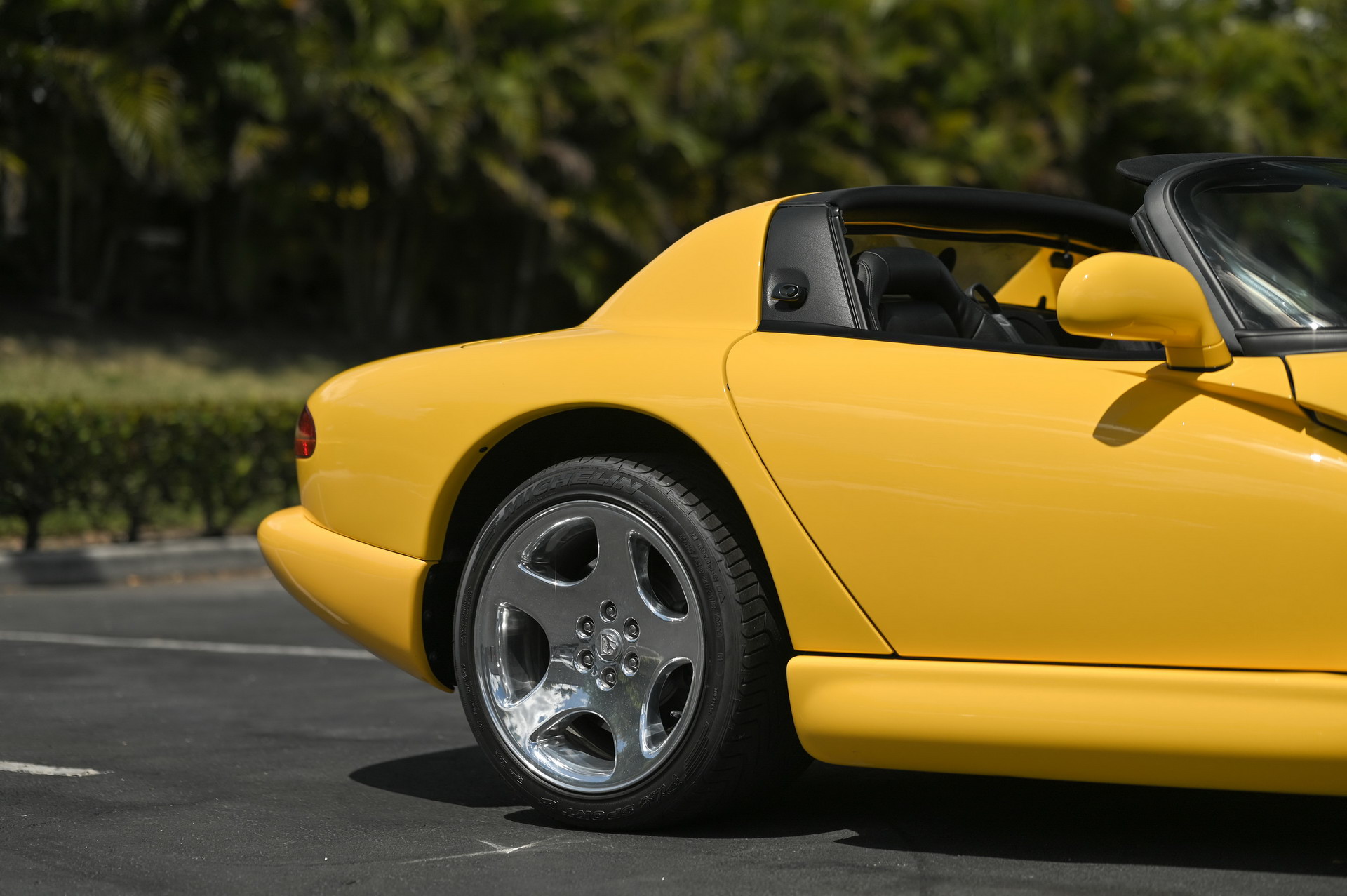 Spice Up Your Life With This Low-Mileage 2002 Dodge Viper RT/10