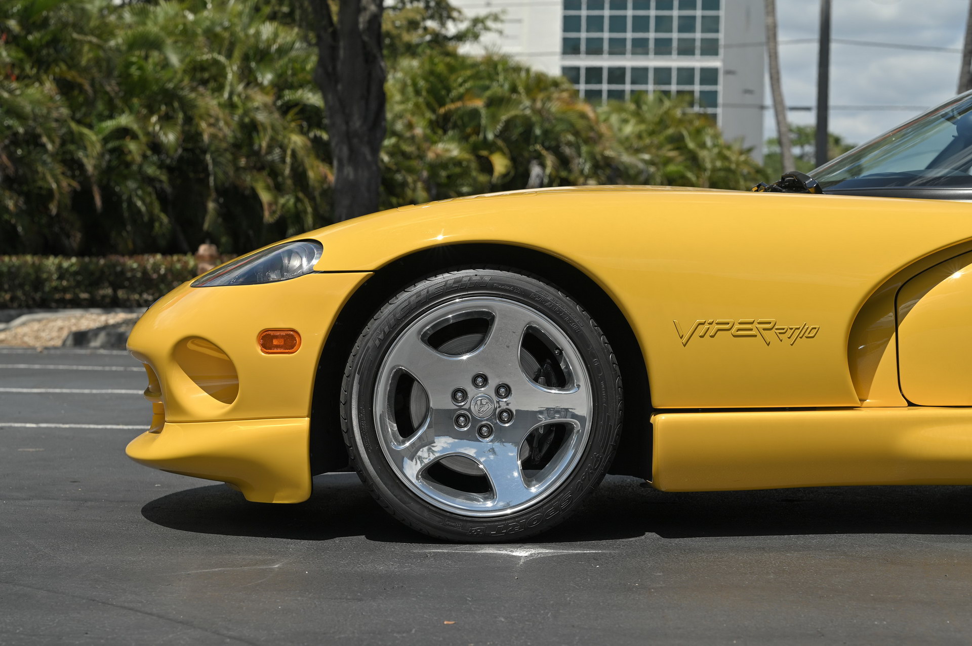 Spice Up Your Life With This Low-Mileage 2002 Dodge Viper RT/10