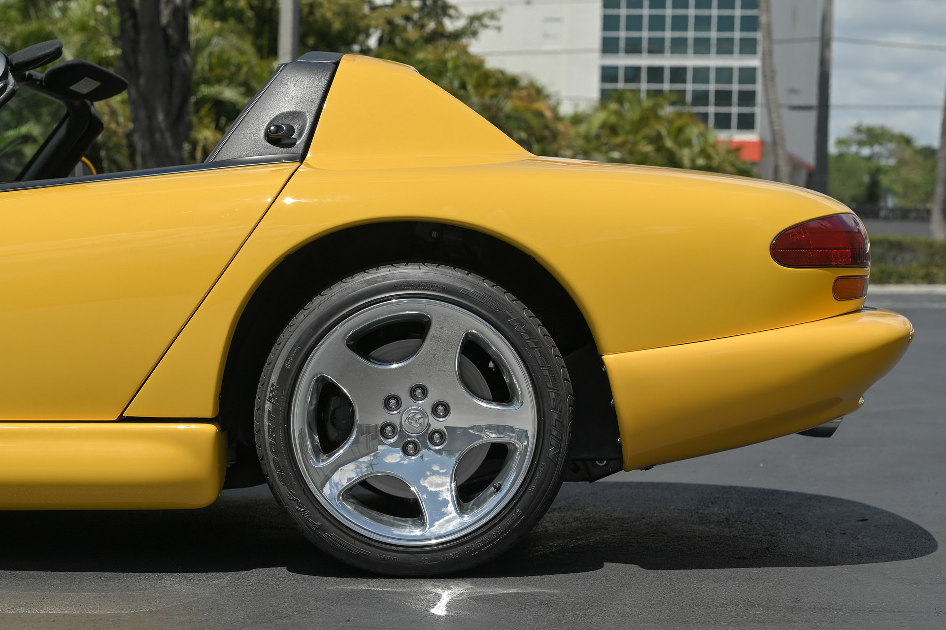 Spice Up Your Life With This Low-Mileage 2002 Dodge Viper RT/10