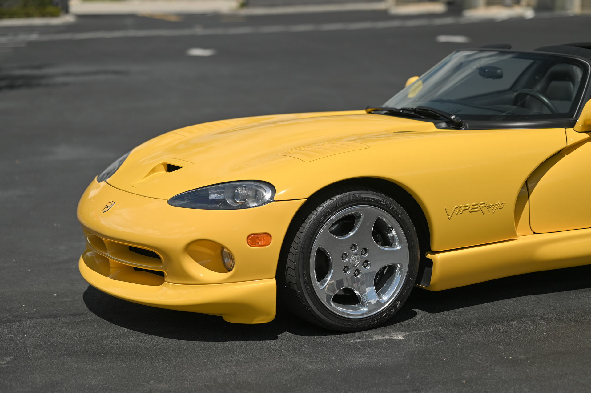 Spice Up Your Life With This Low-Mileage 2002 Dodge Viper RT/10
