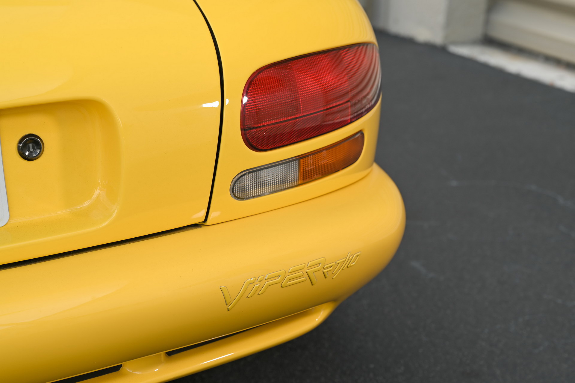 Spice Up Your Life With This Low-Mileage 2002 Dodge Viper RT/10