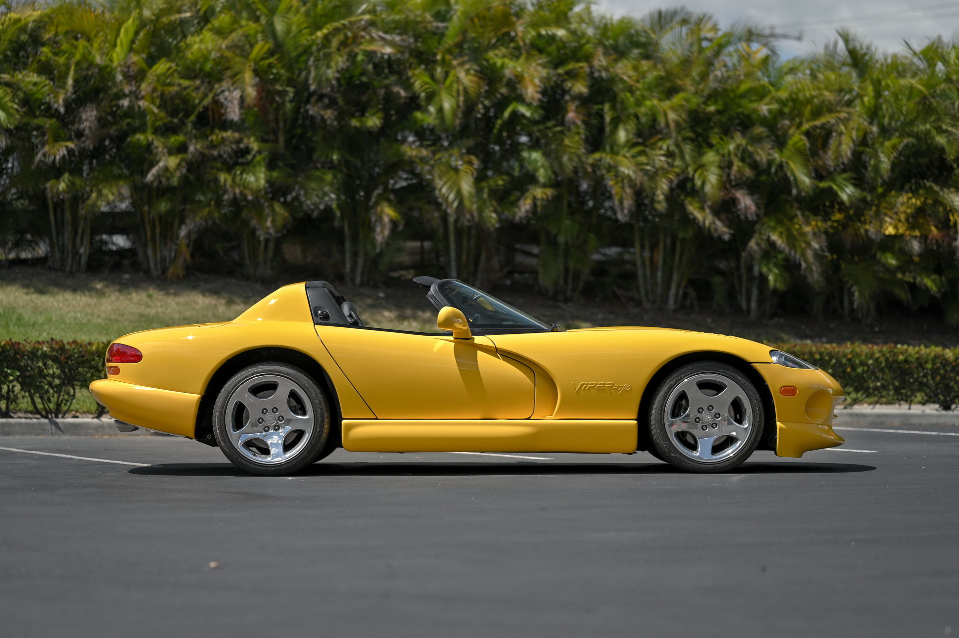 Spice Up Your Life With This Low-Mileage 2002 Dodge Viper RT/10