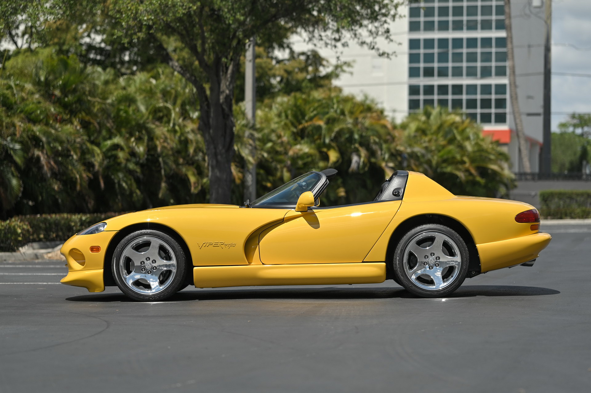 Spice Up Your Life With This Low-Mileage 2002 Dodge Viper RT/10