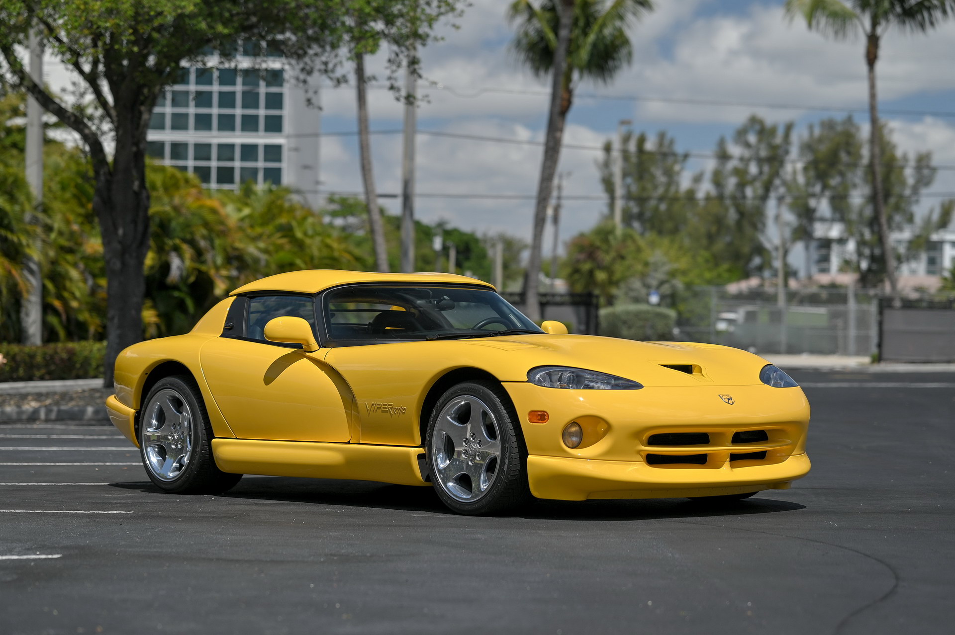 Spice Up Your Life With This Low-Mileage 2002 Dodge Viper RT/10