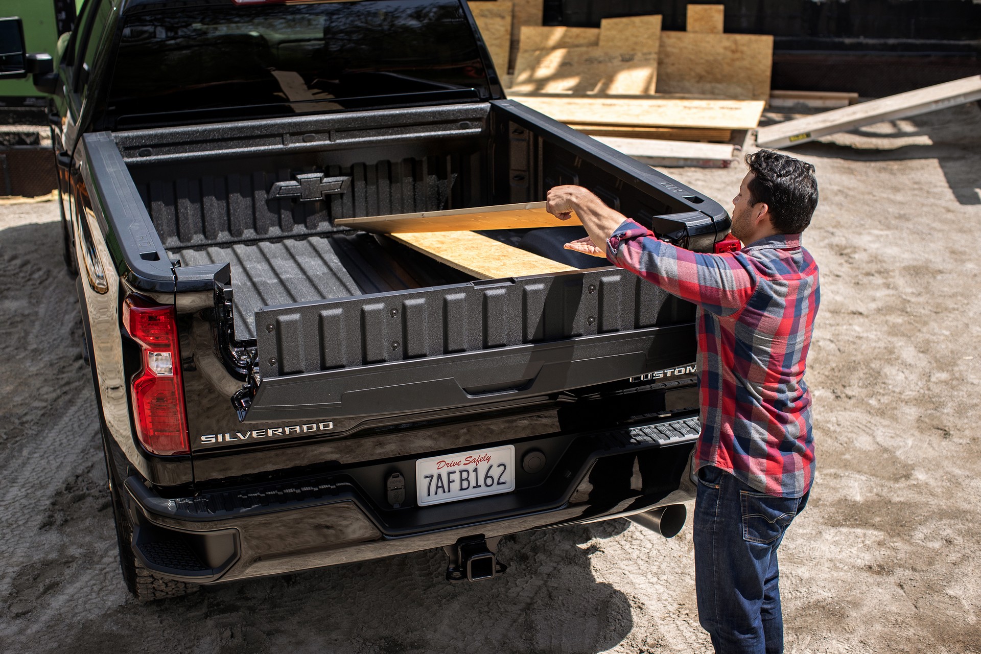 2022 Chevrolet Silverado HD Gains New Six Function Multi-Flex Tailgate