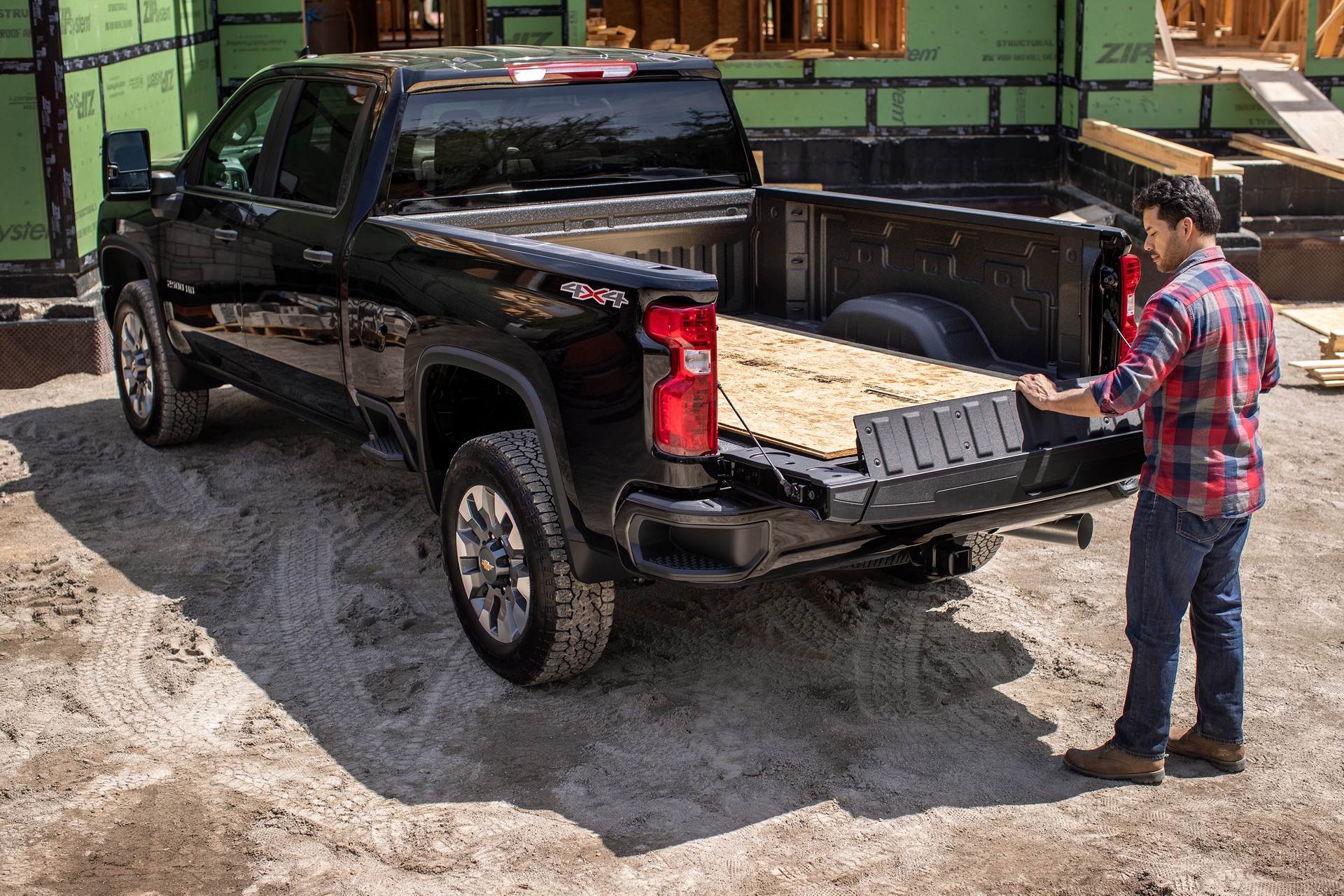 2022 Chevrolet Silverado HD Gains New Six Function Multi-Flex Tailgate