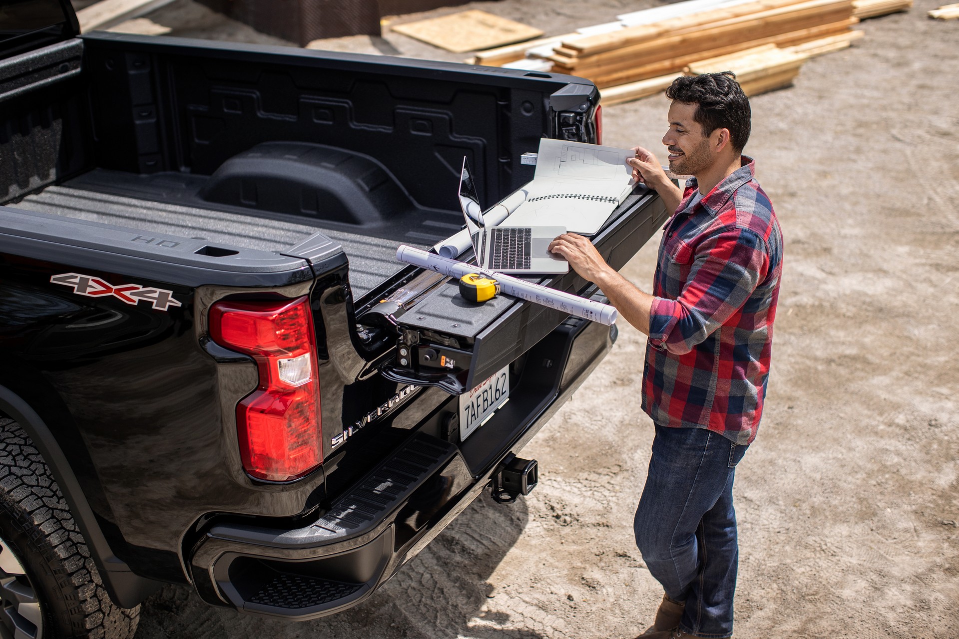 2022 Chevrolet Silverado HD Gains New Six Function Multi-Flex Tailgate