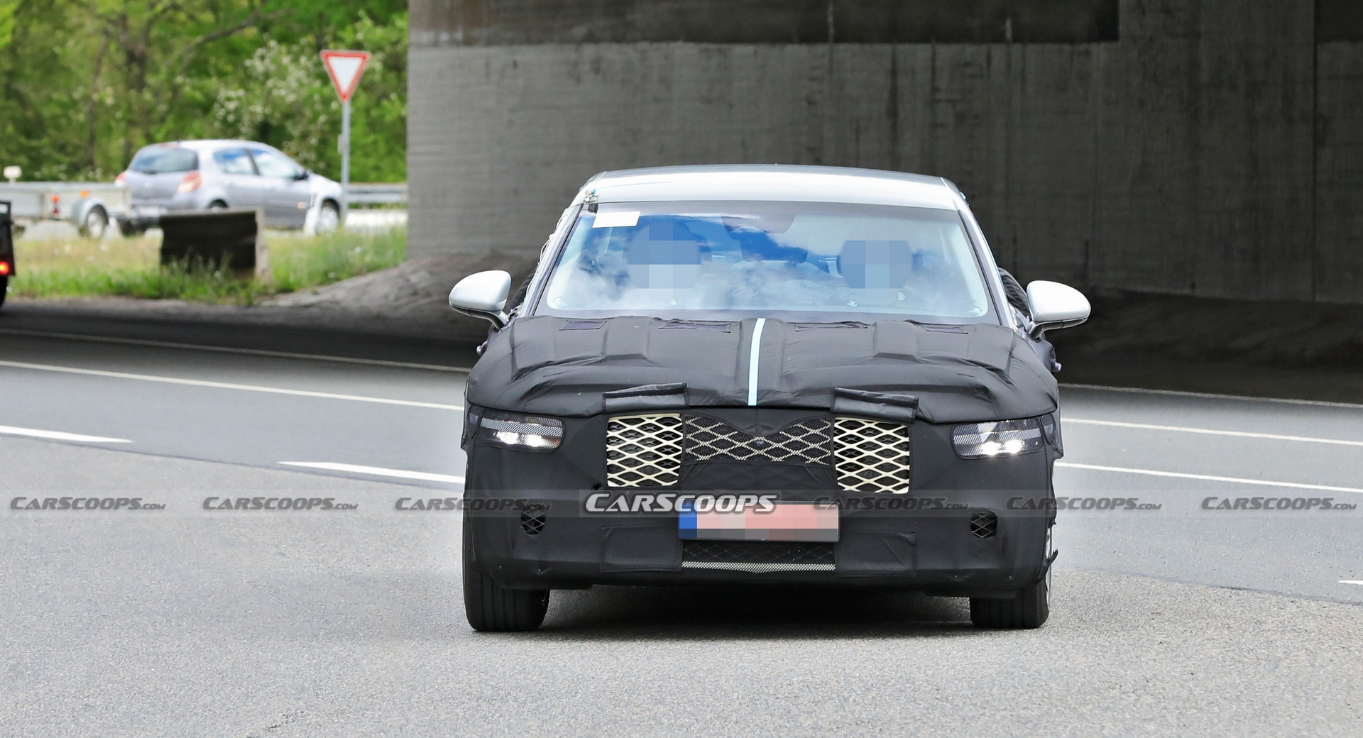 The Next-Gen 2023 Genesis G90 Flagship Luxo Barge Caught Testing In The S-Class’ Backyard