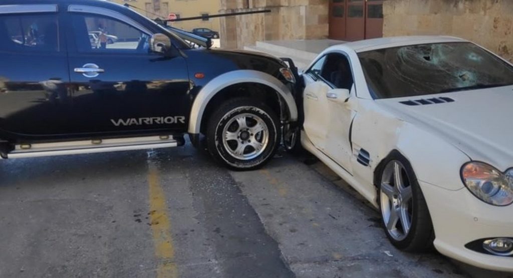  Angry Cop Rams His Pickup Truck Into Police Chief’s Mercedes SL