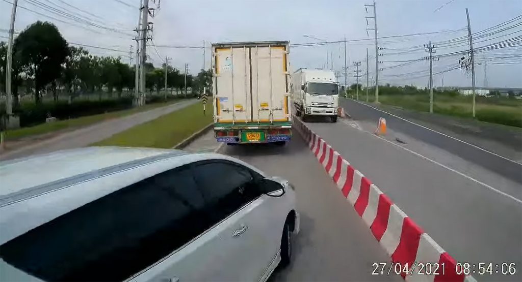 Van Tries To Squeeze In Front Of Truck Driver, It Does Not End Well