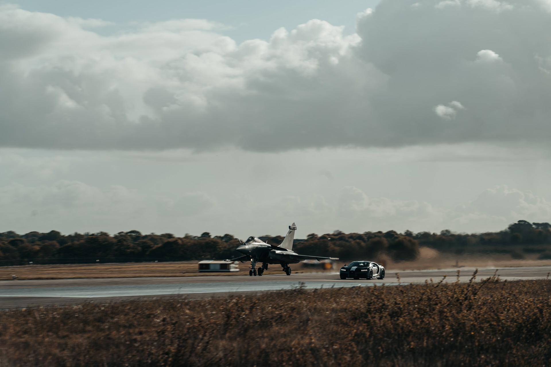 Bugatti Chiron Sport And Rafale Fighter Jet Meet In Asphalt-Vibrating Race