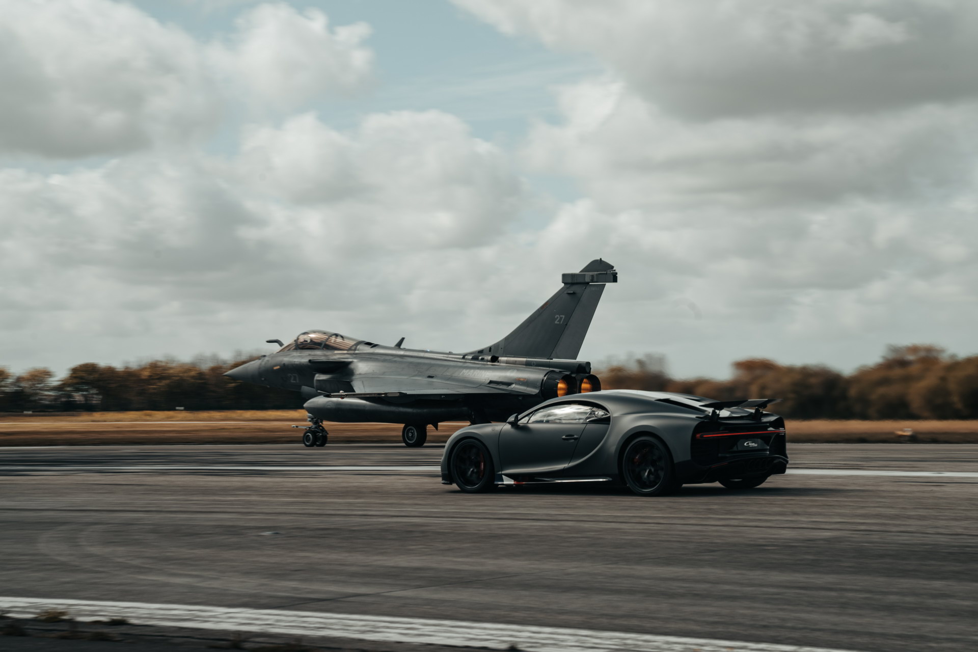 Bugatti Chiron Sport And Rafale Fighter Jet Meet In Asphalt-Vibrating Race