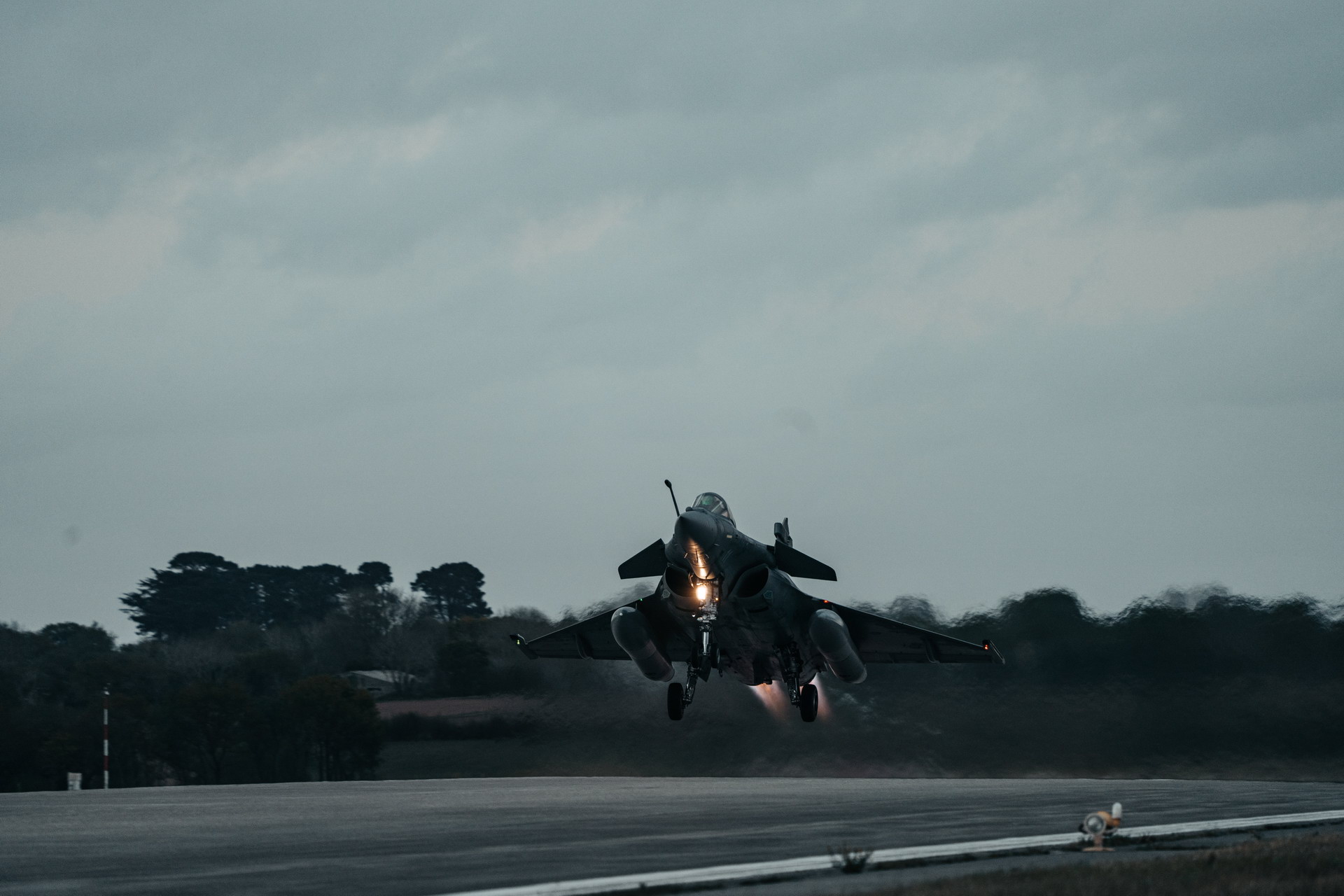 Bugatti Chiron Sport And Rafale Fighter Jet Meet In Asphalt-Vibrating Race