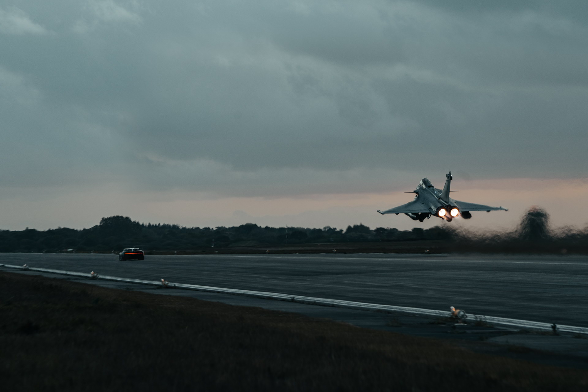 Bugatti Chiron Sport And Rafale Fighter Jet Meet In Asphalt-Vibrating Race