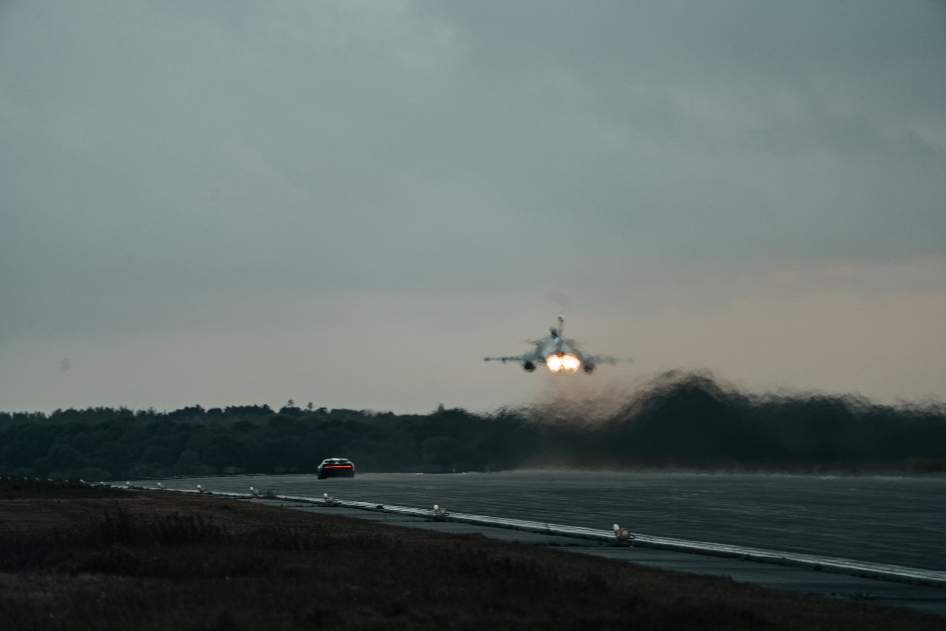 Bugatti Chiron Sport And Rafale Fighter Jet Meet In Asphalt-Vibrating Race