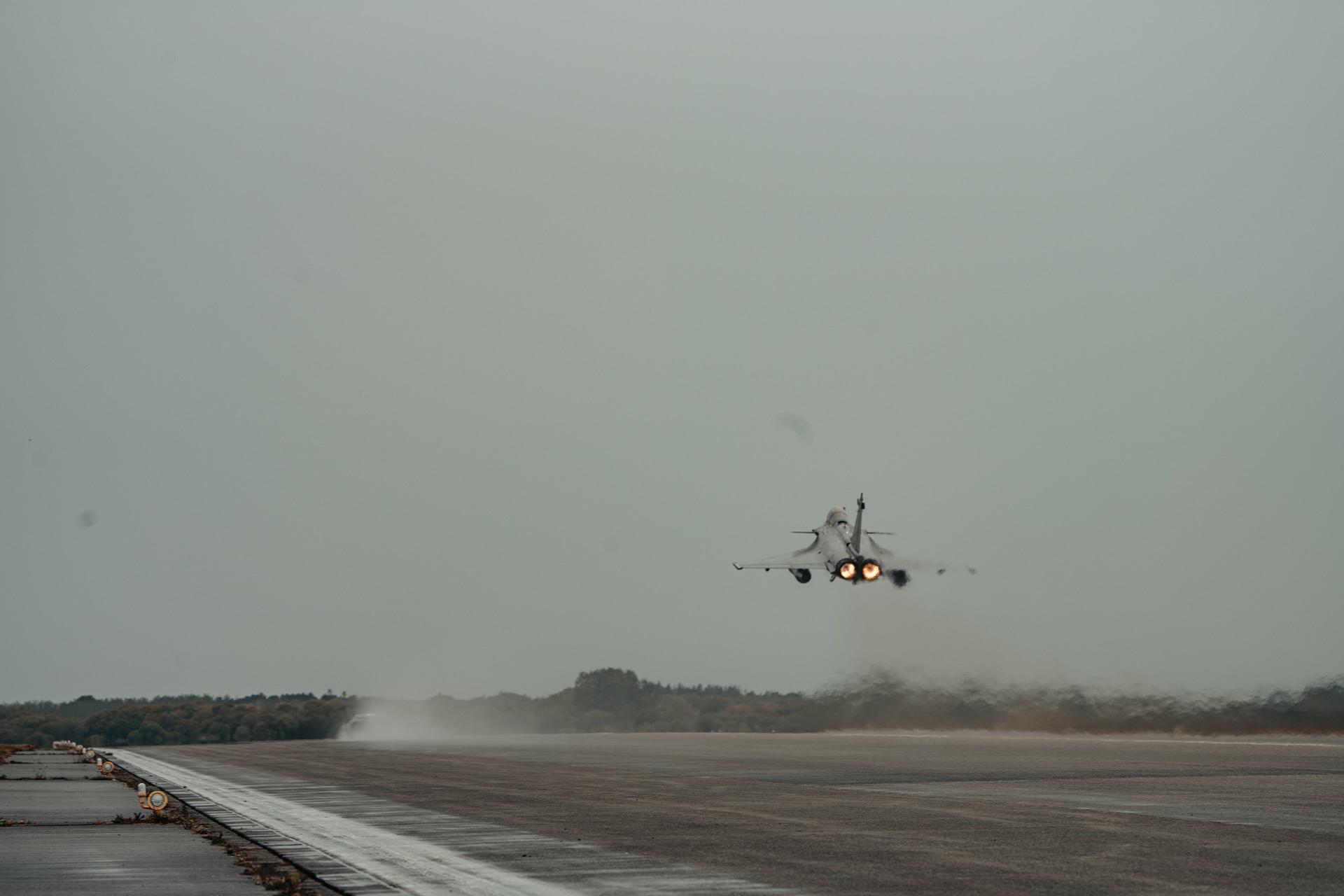Bugatti Chiron Sport And Rafale Fighter Jet Meet In Asphalt-Vibrating Race