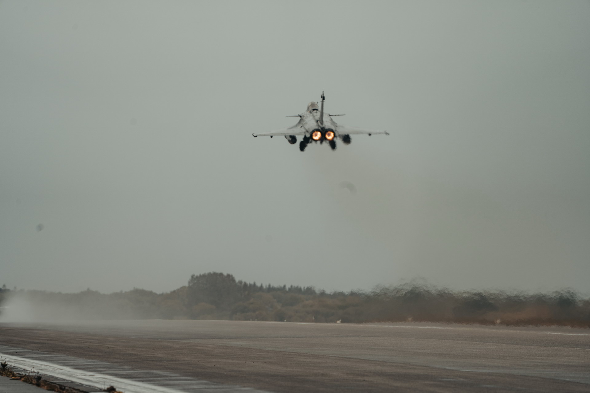 Bugatti Chiron Sport And Rafale Fighter Jet Meet In Asphalt-Vibrating Race