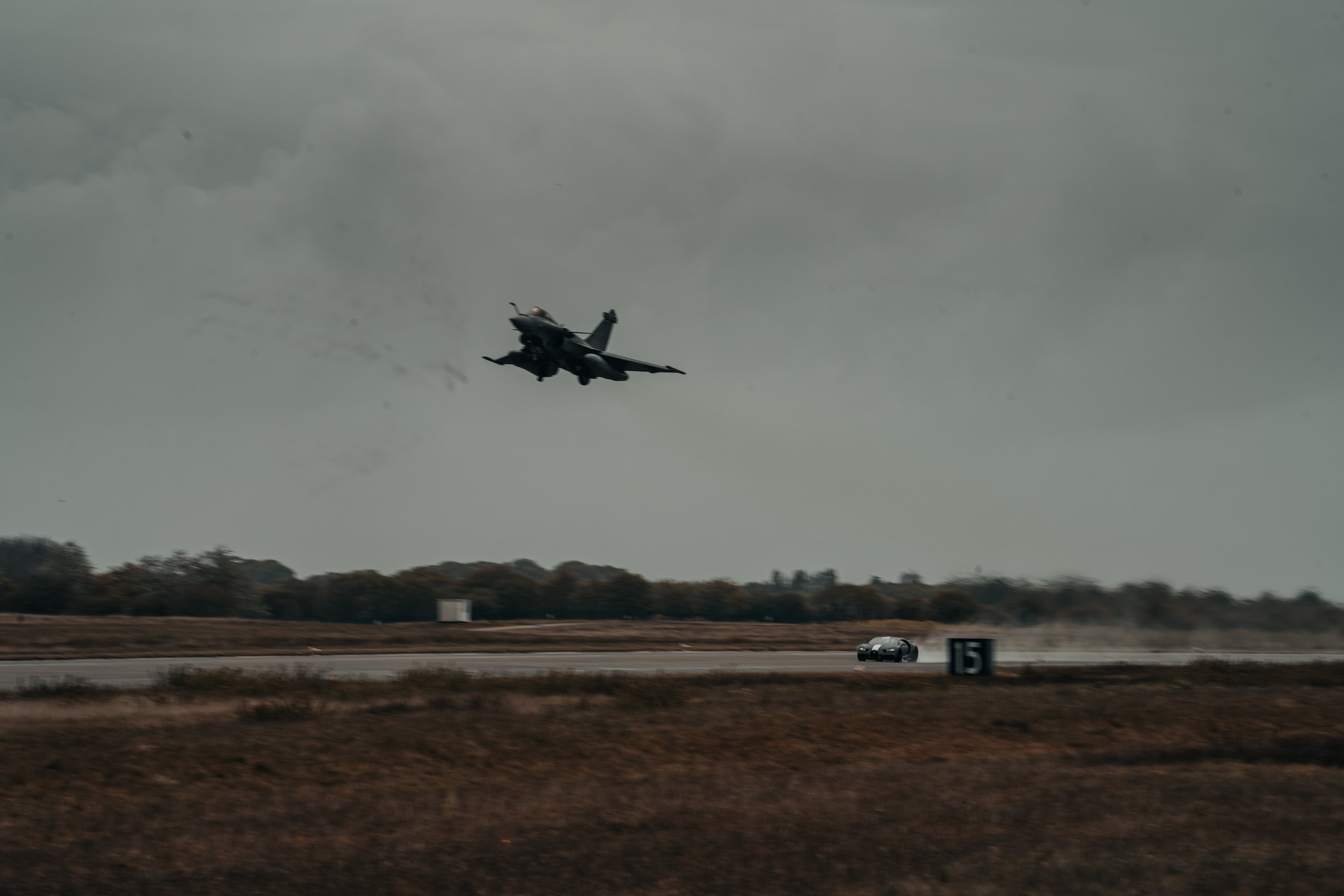 Bugatti Chiron Sport And Rafale Fighter Jet Meet In Asphalt-Vibrating Race