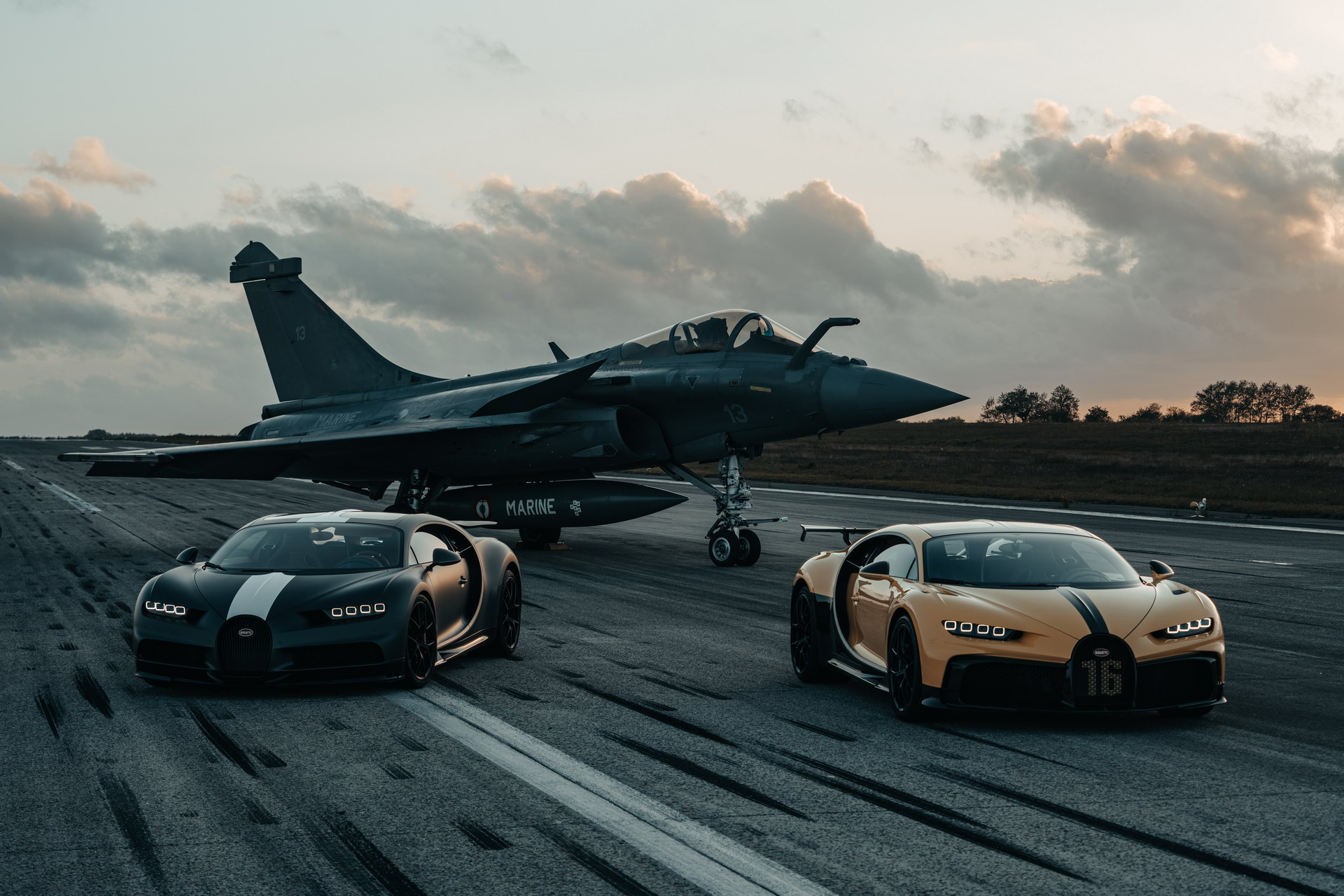 Bugatti Chiron Sport And Rafale Fighter Jet Meet In Asphalt-Vibrating Race