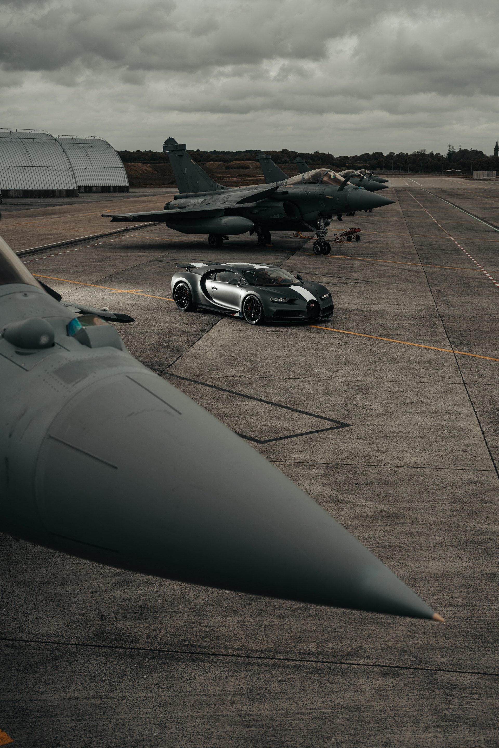 Bugatti Chiron Sport And Rafale Fighter Jet Meet In Asphalt-Vibrating Race