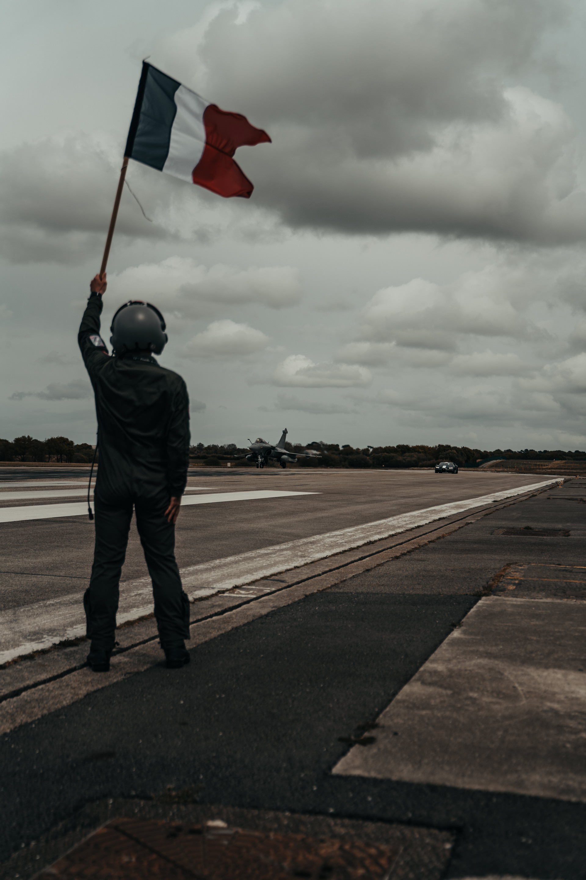 Bugatti Chiron Sport And Rafale Fighter Jet Meet In Asphalt-Vibrating Race