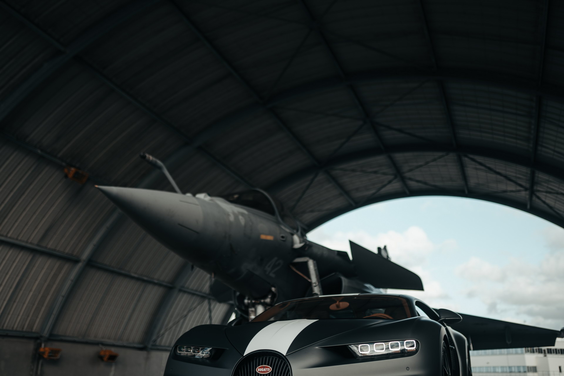 Bugatti Chiron Sport And Rafale Fighter Jet Meet In Asphalt-Vibrating Race