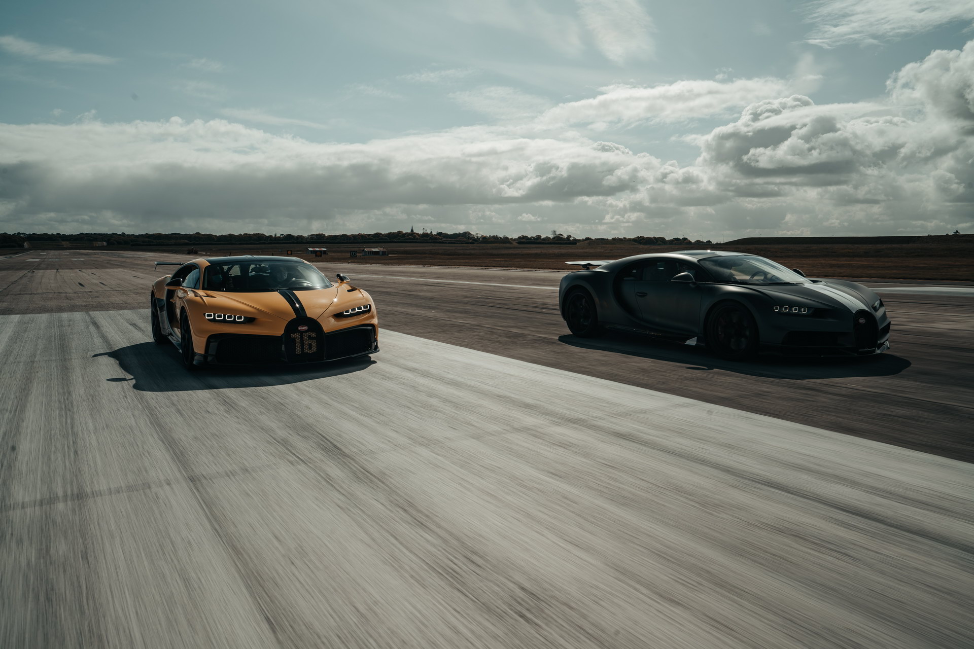 Bugatti Chiron Sport And Rafale Fighter Jet Meet In Asphalt-Vibrating Race