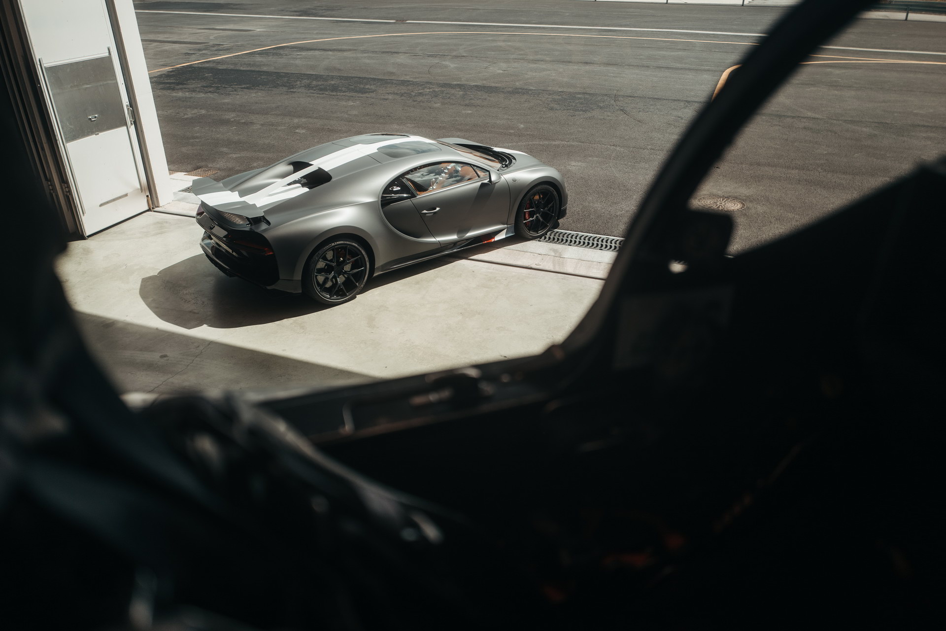 Bugatti Chiron Sport And Rafale Fighter Jet Meet In Asphalt-Vibrating Race