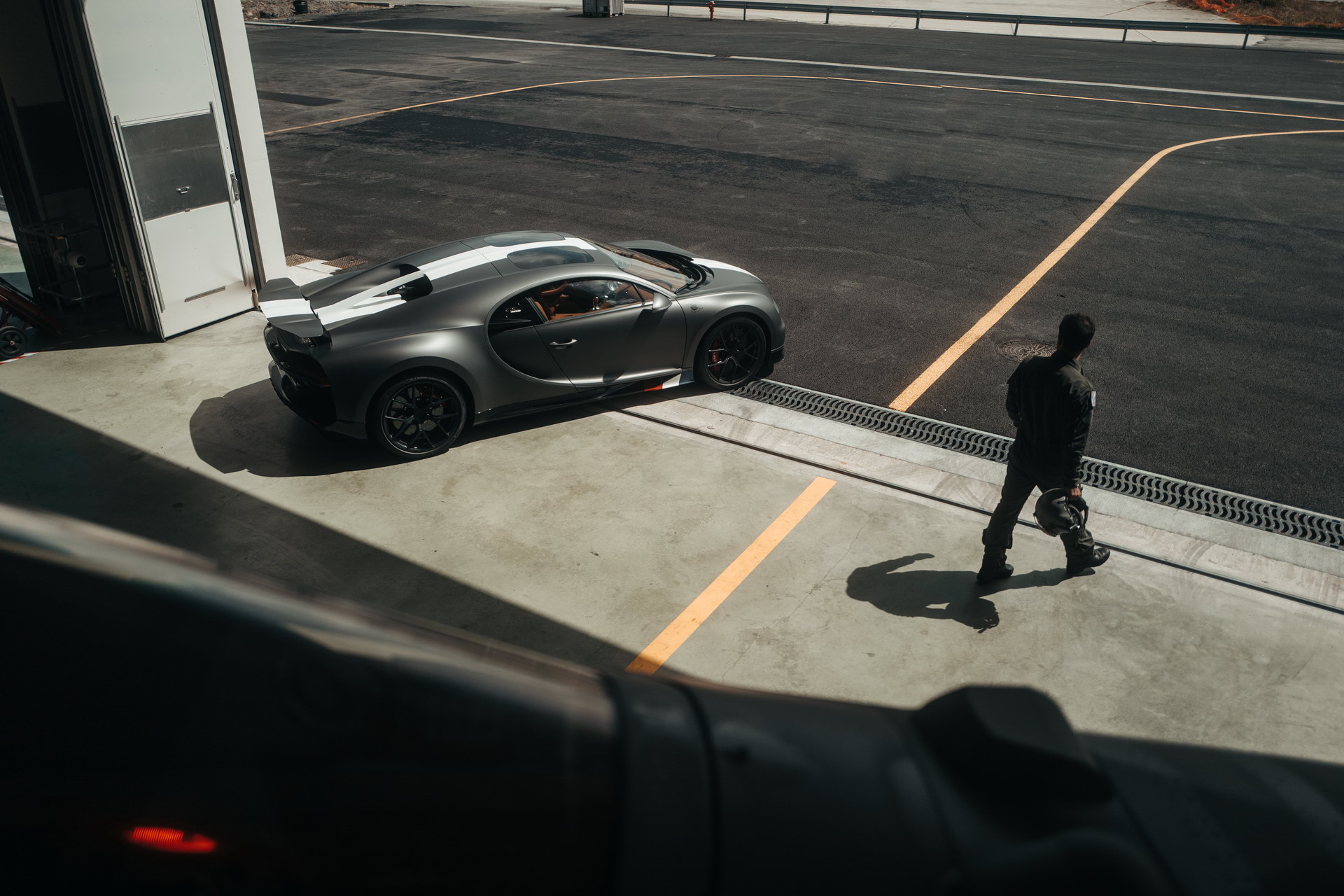 Bugatti Chiron Sport And Rafale Fighter Jet Meet In Asphalt-Vibrating Race