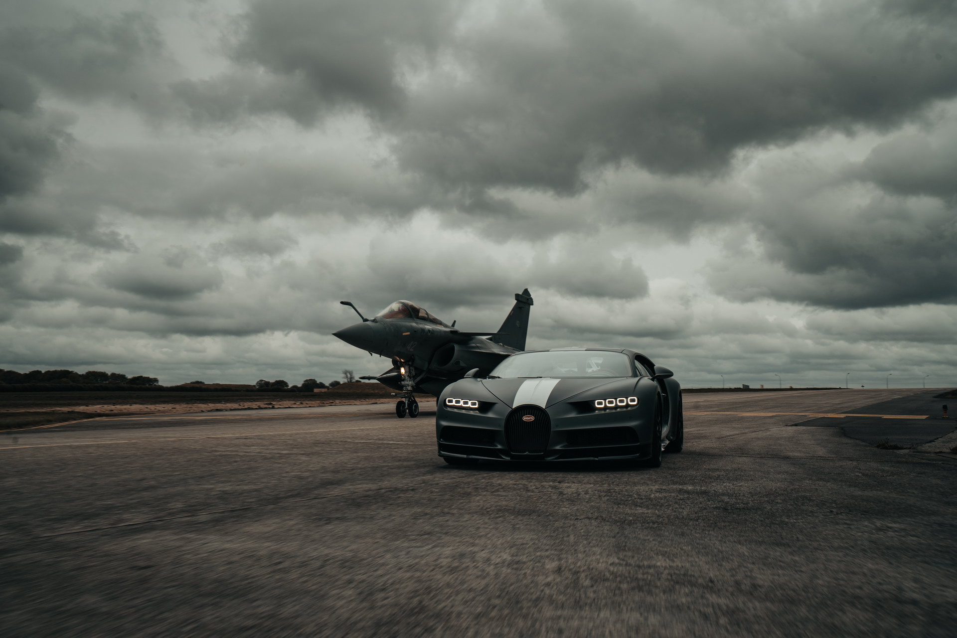 Bugatti Chiron Sport And Rafale Fighter Jet Meet In Asphalt-Vibrating Race