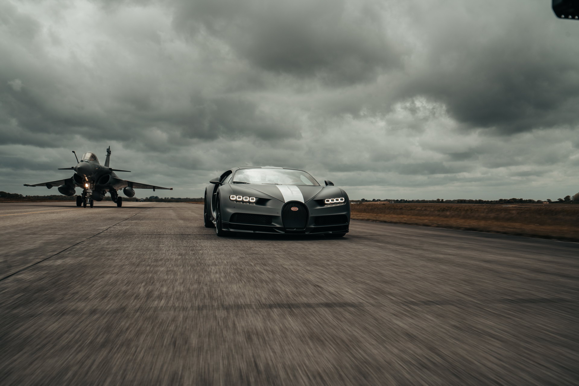 Bugatti Chiron Sport And Rafale Fighter Jet Meet In Asphalt-Vibrating Race