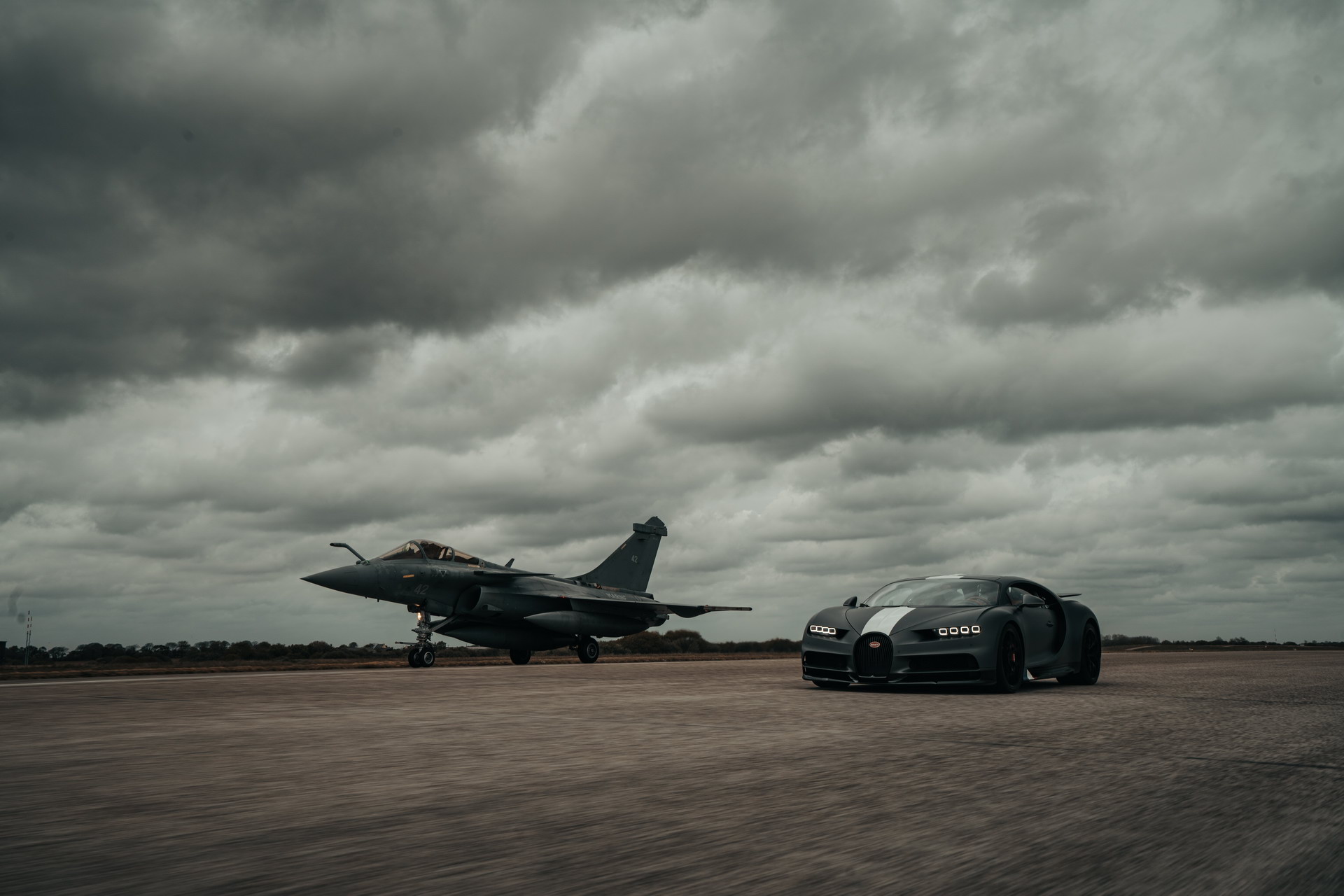 Bugatti Chiron Sport And Rafale Fighter Jet Meet In Asphalt-Vibrating Race