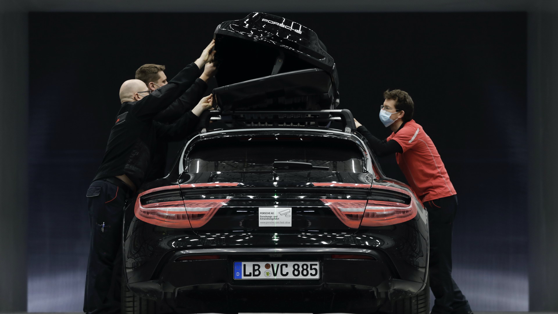 Porsche Presents New Aerodynamically-Optimized Roof Box