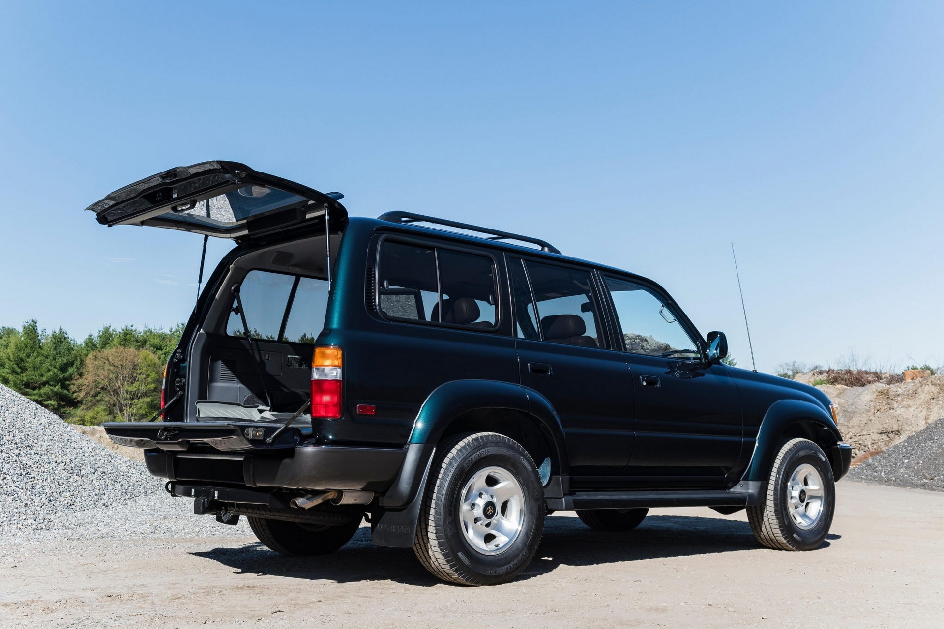 A 1k-Mile 1994 Toyota Land Cruiser Just Sold For A Whopping $136,000