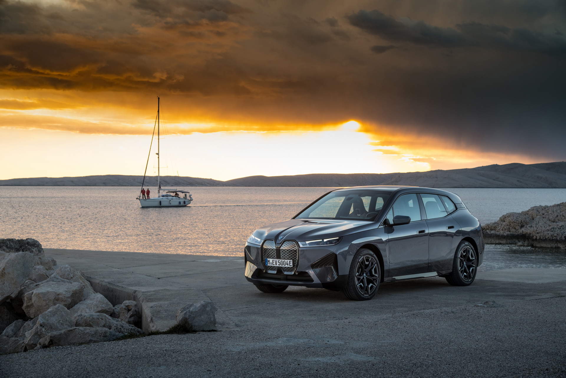 BMW’s 2022 iX xDrive50 Is A Big Electric SUV That’ll Cost You At Least $83,200