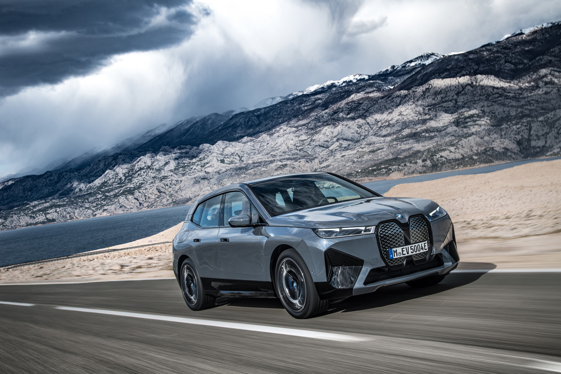 BMW’s 2022 iX xDrive50 Is A Big Electric SUV That’ll Cost You At Least $83,200