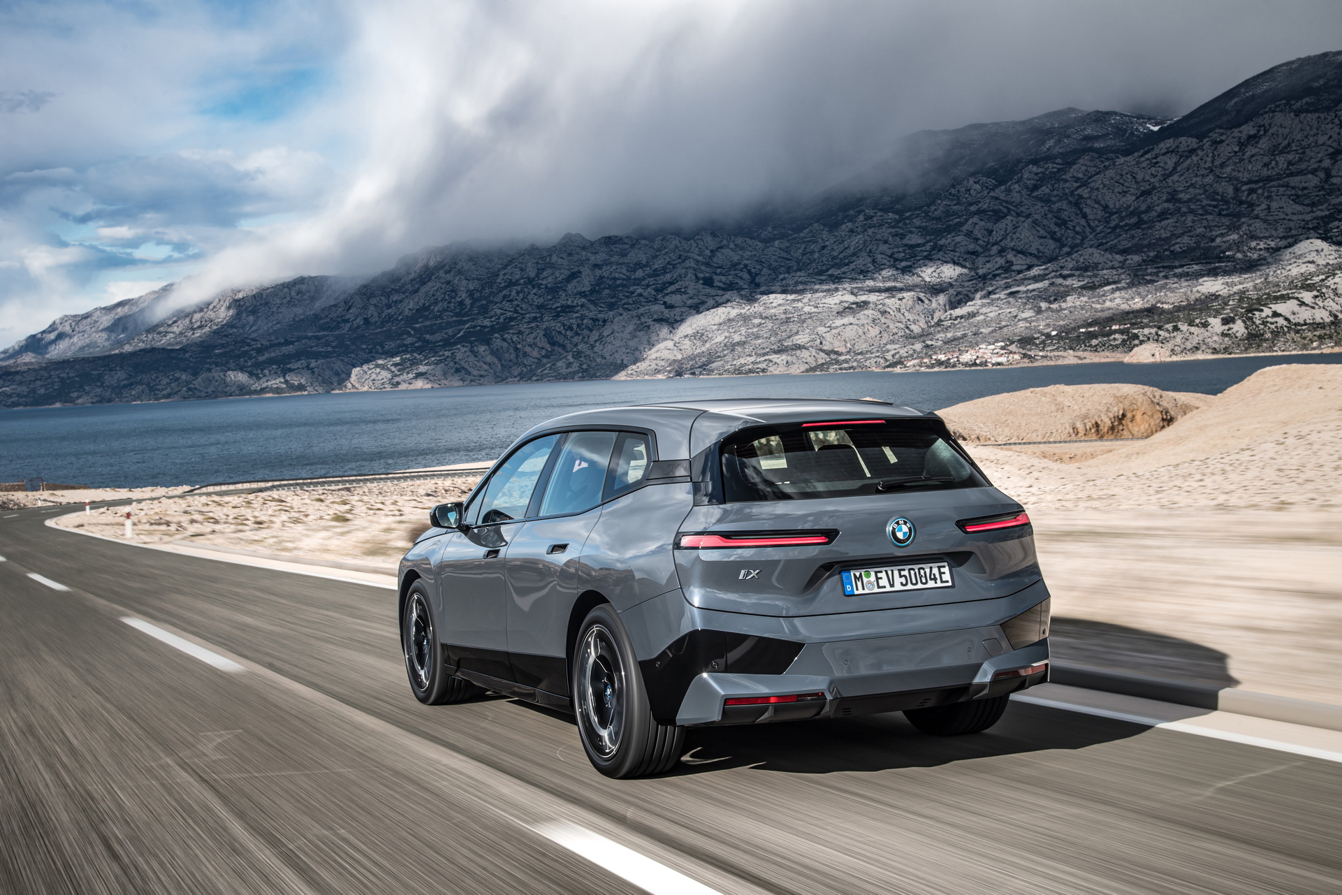 BMW’s 2022 iX xDrive50 Is A Big Electric SUV That’ll Cost You At Least $83,200