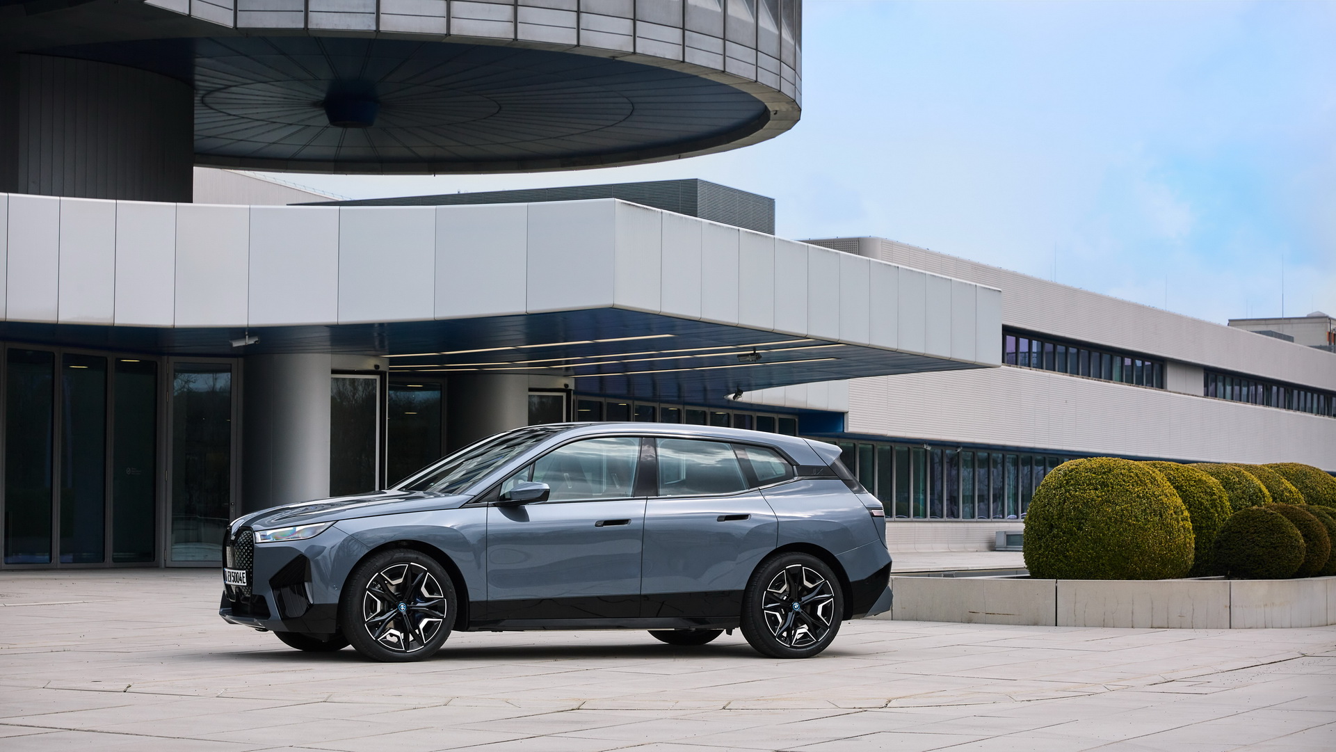 BMW’s 2022 iX xDrive50 Is A Big Electric SUV That’ll Cost You At Least $83,200